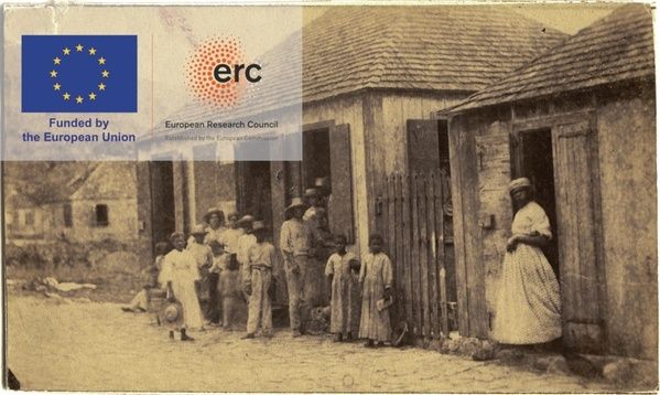 Historiskt fotografi av människor utanför trähus på Saint-Barthélemy